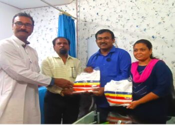 १४ एप्रिल निमित्त आरोग्य शिबिर आयोजित केल्याबद्दल वाघमारे दांपत्याचा अमरसिंग ढाका यांनी केला सन्मान