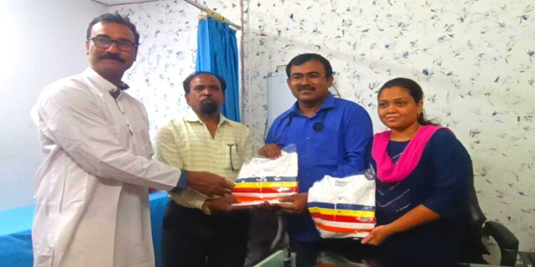१४ एप्रिल निमित्त आरोग्य शिबिर आयोजित केल्याबद्दल वाघमारे दांपत्याचा अमरसिंग ढाका यांनी केला सन्मान