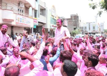 बीड बाजार समितीवर चुलत्याला हरवून पुतण्याने मिळवला विजय