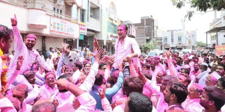 बीड बाजार समितीवर चुलत्याला हरवून पुतण्याने मिळवला विजय