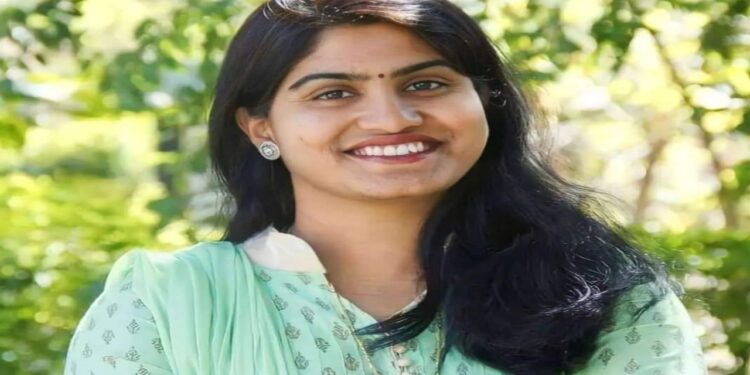 बीडच्या कलेक्टर दीपा मुधोळ-मुंडे भाषणात नं १ कारवाई मात्र ० आहे