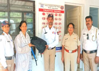 वाहतूक पोलिसाला पाच लाखांची बॅग सापडली आणि पुढे काय घडले पहा