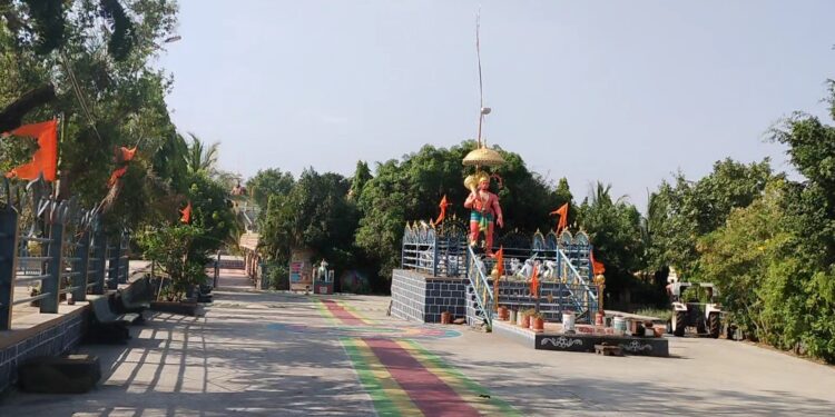 रंगेल बुवा खाडेच्या चावट चाळ्यामुळे हनुमान गड ओस पडला;आता चेल्या चपाट्यांचा वावर