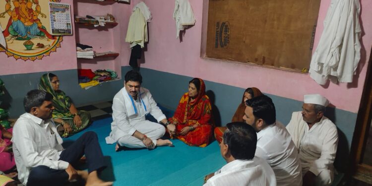 धनंजय मुंडेंच्या परळी मतदारसंघात विविध कुटुंबांच्या सांत्वनपर भेटी