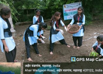 कृषी कन्यांनी केले शास्त्रीय पद्धतीने फळबाग लागवडीचे प्रात्यक्षिकाद्वारे मार्गदर्शन