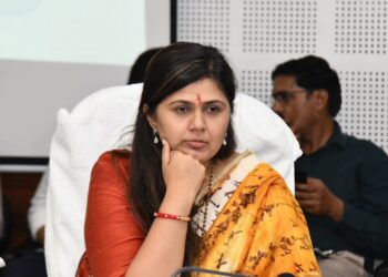 पंकजा मुंडे यांना अश्लील मेसेज WhatsApp call देखील केले