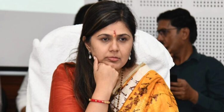 पंकजा मुंडे यांना अश्लील मेसेज WhatsApp call देखील केले